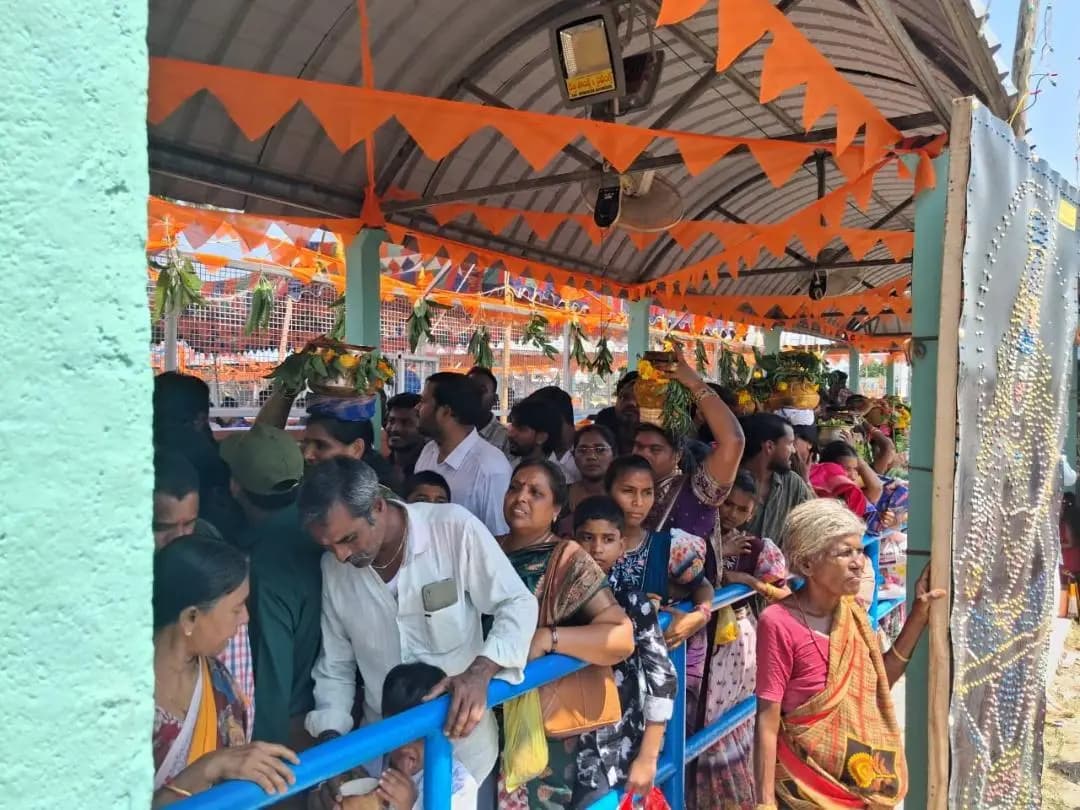 హుజూర్ నగర్: హుజూర్ నగర్ ముత్యాలమ్మ జాతర: క్యూలైన్లలో భక్తుల అవస్థలు, స్పృహ తప్పి పడిపోతున్న మహిళలు