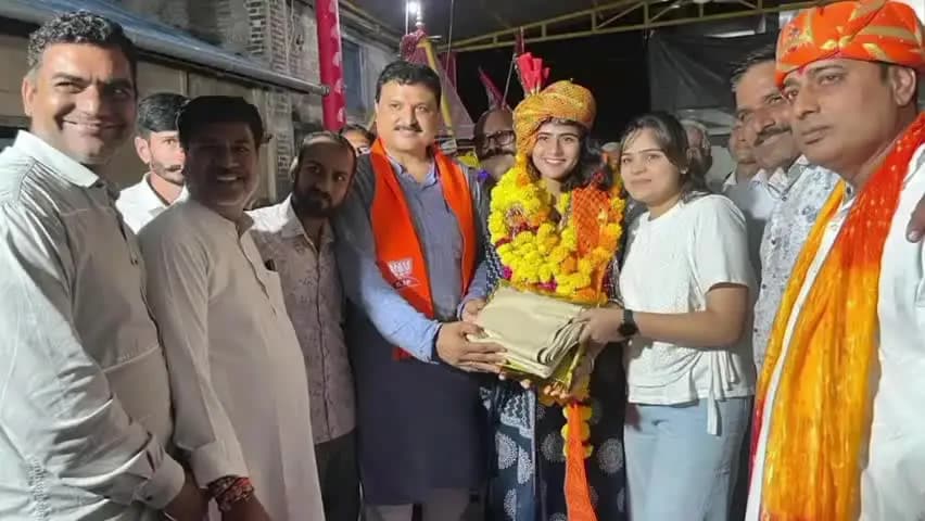 हाटपिपल्या: हाटपीपलया विधायक मनोज चौधरी मोरूखेड़ी पहुंचे, कु. रौशनी चौधरी को दी बधाई