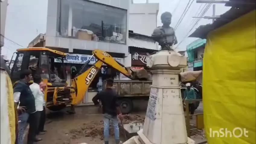 विदिशा नगर: शहर के प्रमुख चौराहा तिलक चौक पर हाई-मास्ट लाइट और सीसीटीवी कैमरा बॉक्स स्थानांतरित करने का कार्य शुरू