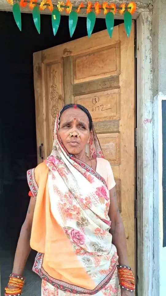 सुशासन सरकार में हर जरूरतमंद का पक्की छत का सपना हो रहा साकार।
प्रधानमंत्री आवास योजना के तहत जांजगीर-चांपा जिले के ग्राम कुमारीकला निवासी श्रीमती परमेश्वरी बरेठ का अपने पक्के घर का सपना हुआ पूरा। आवास मिलने पर उन्होंने प्रधानमंत्री श्री नरेंद्र मोदी एवं मुख्यमंत्री श्री विष्णुदेव साय के प्रति आभार व्यक्त किया।
#PMAY #SushasanSarkar #VishnuDeoSai #Chhattisgarh #ViksitChhattisgarh #RuralDevelopment
DPR Chhattisgarh CMO Chhattisgarh Vishnu Deo Sai Panchayat and Rural Development Department, Chhattisgarh
