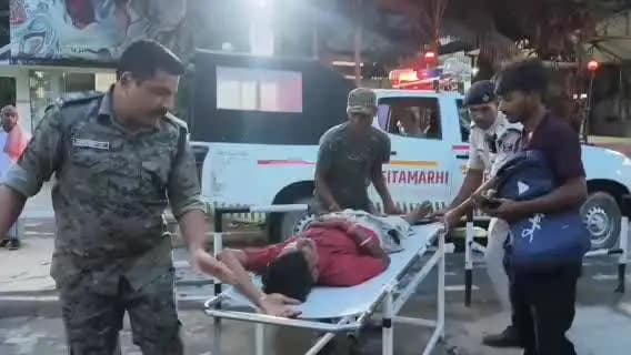रीगा: सड़क पर बेहोश पड़े युवक को ट्रैफिक इंस्पेक्टर प्रशांत कुमार ने सरकारी गाड़ी से अस्पताल पहुंचाया