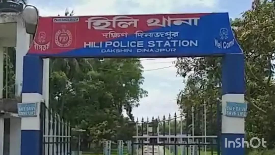 হিলি: হিলি সীমান্তে পুলিশের অভিযানে চোলায় মদ সহ গ্রেপ্তার দুই মহিলা