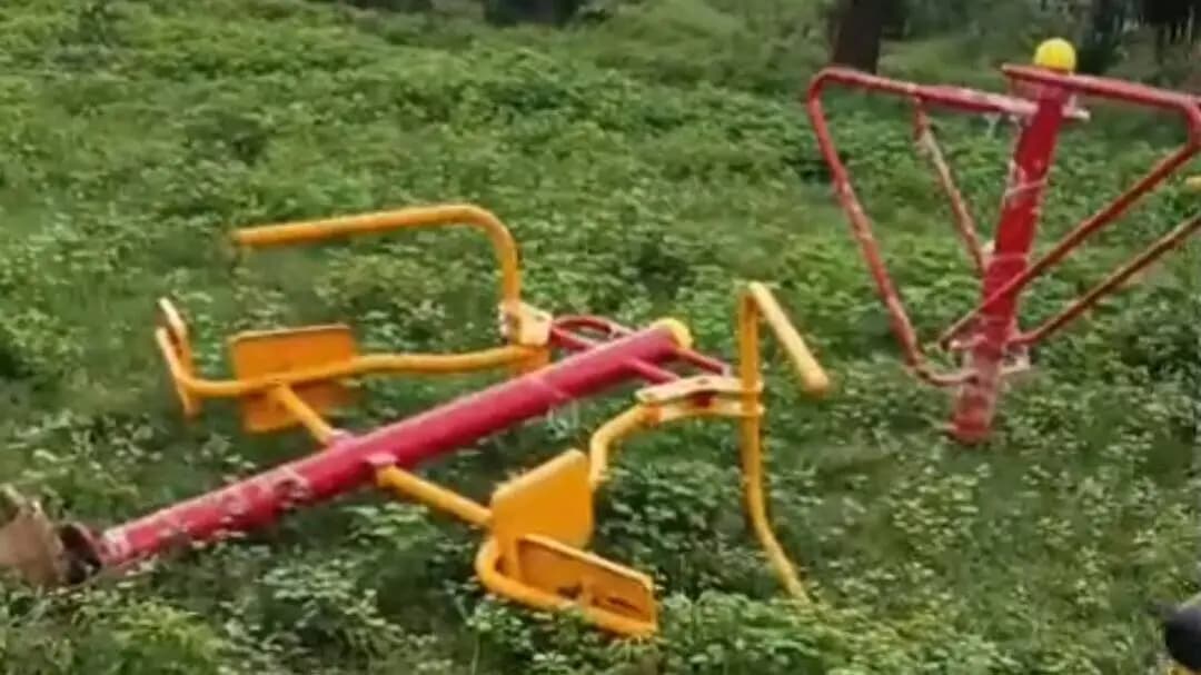 शिवसागर: उल्हो पंचायत के कुसमा और चपरी में लाखों की लागत से लगा जिम 20 दिन में कबरा, BDC ने लगाया भ्रष्टाचार का आरोप