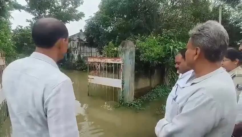 माननीय मंत्री, ग्रामीण कार्य विभाग, बिहार सरकार - सह - प्रभारी मंत्री, लखीसराय श्री सुनील कुमार द्वारा लखीसराय जिले के पिपरिया प्रखंड अंतर्गत मोहनपुर प्राथमिक स्वास्थ्य केंद्र का निरीक्षण किया गया। उन्होंने स्वास्थ्य केंद्र में आवश्यक दवाओं की पर्याप्त उपलब्धता सुनिश्चित रखने का निर्देश दिया। साथ ही, बाढ़ प्रभावित क्षेत्रों में चलंत पशु चिकित्सालय का सुचारू एवं प्रभावी उपयोग सुनिश्चित करने का निर्देश दिया।