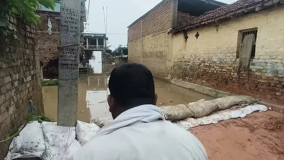 माननीय प्रभारी मंत्री श्री सुनील कुमार ने किया बाढ़ प्रभावित क्षेत्रों का निरीक्षण, राहत एवं बचाव कार्यों में तत्परता बरतने का निर्देश
लखीसराय। माननीय ग्रामीण कार्य विभाग सह प्रभारी मंत्री, लखीसराय श्री सुनील कुमार द्वारा आज जिले के बाढ़ प्रभावित क्षेत्रों का भ्रमण कर स्थिति का जायजा लिया गया। इस दौरान माननीय मंत्री ने सूर्यगढ़ा प्रखंड अंतर्गत पटेल पुल घाट एवं हुसैना घाट का निरीक्षण किया तथा स्थानीय स्तर पर बाढ़ की स्थिति, जलस्तर एवं प्रभावित क्षेत्रों में संचालित राहत एवं बचाव कार्यों की जानकारी प्राप्त की।
निरीक्षण के क्रम में माननीय प्रभारी मंत्री ने संबंधित अधिकारियों को बाढ़ प्रभावित क्षेत्रों में सतत निगरानी बनाए रखने तथा आमजनों की सुरक्षा को सर्वोच्च प्राथमिकता देते हुए आवश्यक कार्रवाई सुनिश्चित करने का निर्देश दिया। उन्होंने NDRF एवं SDRF की टीमों को पूरी तत्परता के साथ राहत एवं बचाव कार्य संचालित करने तथा आवश्यकता पड़ने पर तत्काल प्रभावित लोगों को सुरक्षित स्थानों पर पहुंचाने का निर्देश दिया।
माननीय मंत्री ने अधिकारियों से कहा कि बाढ़ की स्थिति को देखते हुए प्रभावित परिवारों तक आवश्यक सहायता समय पर पहुंचाई जाए। साथ ही, संवेदनशील एवं जलमग्न क्षेत्रों में लगातार निगरानी रखने, स्थानीय जनप्रतिनिधियों के साथ समन्वय स्थापित कर आवश्यक संसाधनों की उपलब्धता सुनिश्चित करने तथा किसी भी आपात स्थिति से निपटने के लिए प्रशासन को पूरी तरह अलर्ट रहने का निर्देश दिया।
निरीक्षण के दौरान माननीय विधायक, सूर्यगढ़ा श्री रामानंद मंडल, पुलिस अधीक्षक श्रीमती प्रेरणा कुमार, अपर समाहर्ता श्री नीरज कुमार, उप विकास आयुक्त श्री सुमित कुमार, प्रभारी पदाधिकारी, आपदा श्री शशि कुमार, जिला जनसंपर्क पदाधिकारी सुश्री प्राची कुमारी, संबंधित अंचलाधिकारी, राजस्व अधिकारी सहित स्थानीय मुखिया एवं अन्य पदाधिकारी उपस्थित रहे।
