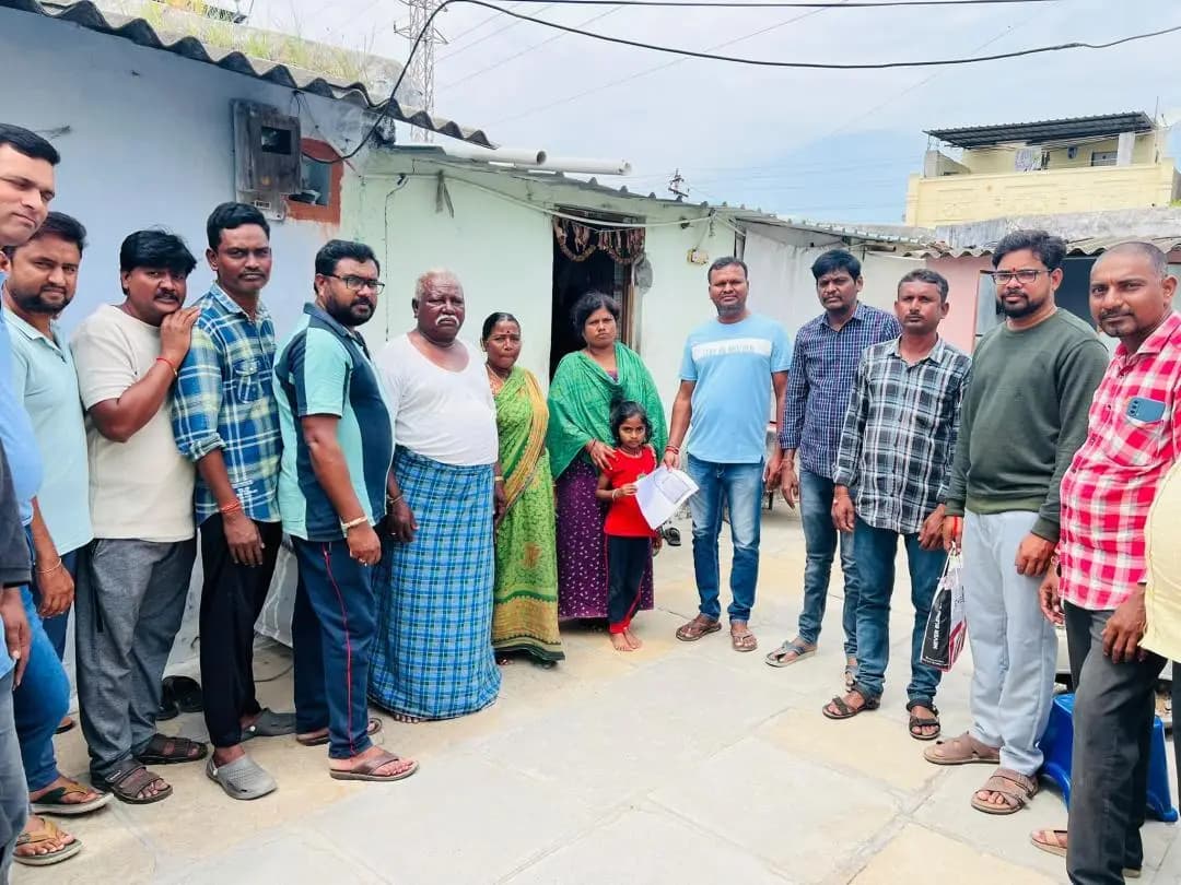 చేర్యాల: చెర్యాల: స్నేహితుని కుమార్తెకు ఆర్థిక భరోసా కల్పించిన 2000-01 బ్యాచ్ స్నేహితులు