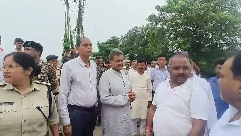 दिनांक: 06 सितंबर, 2026
माननीय प्रभारी मंत्री ने बाढ़ प्रभावित क्षेत्रों का किया भ्रमण, राहत एवं बचाव कार्यों का लिया जायजा
आज दिनांक 06 सितंबर, 2026 को माननीय मंत्री, ग्रामीण कार्य विभाग, बिहार सरकार सह माननीय प्रभारी मंत्री, लखीसराय जिला श्री सुनील कुमार द्वारा लखीसराय जिले के वलीपुर, पिपरिया प्रखंड अंतर्गत बाढ़ प्रभावित क्षेत्रों का भ्रमण कर स्थिति का जायजा लिया गया।
भ्रमण के क्रम में माननीय मंत्री जी द्वारा बलीपुर पिपरिया अंतर्गत मृतक के परिजन को चार लाख रुपए के मुआवजा राशि का चेक प्रदान किया गया।
इस अवसर पर माननीय विधायक, सूर्यगढ़ा श्री रामानंद मंडल, जिला पदाधिकारी श्री शैलेंद्र कुमार, पुलिस अधीक्षक श्रीमती प्रेरणा कुमार, अपर समाहर्ता श्री नीरज कुमार, उप विकास आयुक्त श्री सुमित कुमार, प्रभारी पदाधिकारी, आपदा श्री शशि कुमार, जिला जनसंपर्क पदाधिकारी सुश्री प्राची कुमारी, संबंधित अंचलाधिकारी, राजस्व अधिकारी सहित स्थानीय मुखिया एवं अन्य पदाधिकारी उपस्थित रहे।