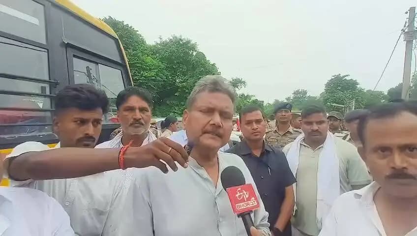 आज दिनांक 06.09.2026 को माननीय मंत्री, ग्रामीण कार्य विभाग, बिहार सरकार-सह-प्रभारी मंत्री, लखीसराय श्री सुनील कुमार द्वारा जिले के बाढ़ प्रभावित क्षेत्रों का निरीक्षण किया गया। उन्होंने बड़हिया, सूर्यगढ़ा एवं पिपरिया प्रखंड अंतर्गत प्रभावित क्षेत्रों का जायजा लेते हुए राहत एवं बचाव कार्यों की समीक्षा की तथा संबंधित अधिकारियों को प्रभावित लोगों को हरसंभव सहायता उपलब्ध कराने हेतु आवश्यक निर्देश दिए।
#Lakhisarai
Information & Public Relations Department, Government of Bihar
Disaster Management Department Govt. of Bihar