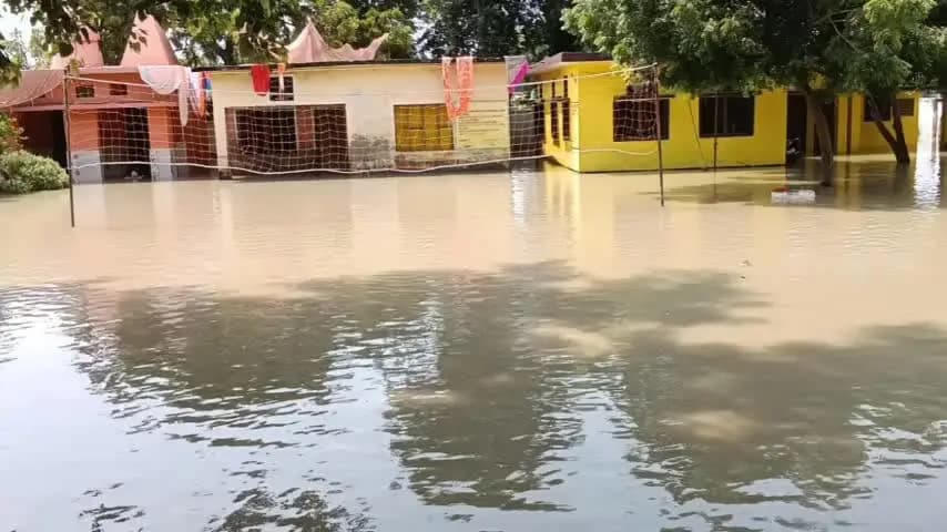 बैरिया: गंगा और सरयू के बाढ़ में मामूली घटाव, बैरिया तहसील क्षेत्र में हालात गंभीर