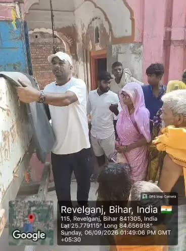 बाढ़ प्रभावित परिवारों के बीच राहत सामग्री का वितरण
रिविलगंज प्रखंड अंतर्गत नगर पंचायत के वार्ड संख्या 19 में बाढ़ प्रभावित परिवारों के बीच राहत सामग्री का वितरण किया गया।
प्रभावित लोगों को पॉलीथीन शीट एवं सूखा राशन उपलब्ध कराया गया।
जिला प्रशासन द्वारा जरूरतमंद परिवारों तक लगातार राहत सामग्री पहुंचाई जा रही है।
राहत एवं सहायता कार्यों के माध्यम से प्रभावित परिवारों को हरसंभव सहयोग दिया जा रहा है।
बाढ़ की इस चुनौतीपूर्ण घड़ी में जिला प्रशासन सारण प्रभावित परिवारों के साथ खड़ा है।