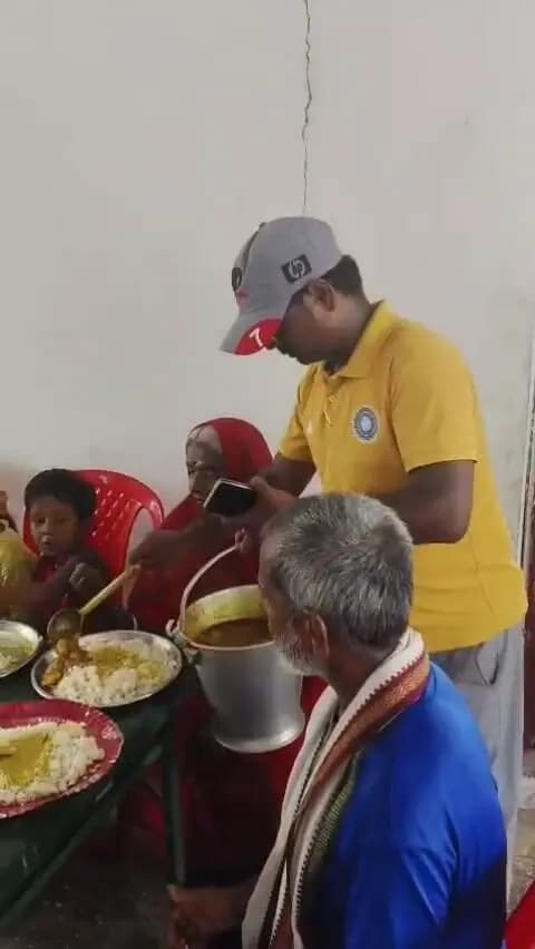 बाढ़ राहत शिविर एवं सामुदायिक किचन से मिल रही राहत
सारण जिले के बाढ़ प्रभावित क्षेत्रों में जिला प्रशासन द्वारा राहत कार्य लगातार जारी है।
प्राथमिक स्वास्थ्य केंद्र, सोनपुर में बाढ़ राहत शिविर का संचालन किया जा रहा है।
शिविर में रह रहे प्रभावित लोगों के लिए भोजन की समुचित व्यवस्था की गई है।
बाढ़ सामुदायिक किचन के माध्यम से लोगों को नियमित रूप से गर्म एवं पौष्टिक भोजन उपलब्ध कराया जा रहा है।
मुश्किल की इस घड़ी में प्रभावित परिवारों को हरसंभव सहायता दी जा रही है।
राहत शिविर में लोगों की आवश्यक जरूरतों का भी ध्यान रखा जा रहा है।
सामुदायिक किचन में तैयार भोजन सभी प्रभावित लोगों तक पहुंचाया जा रहा है।
शिविर में रह रहे लोगों के चेहरे पर राहत और संतोष की तस्वीरें दिखाई दे रही हैं।
जिला प्रशासन बाढ़ प्रभावित परिवारों के साथ पूरी संवेदनशीलता और तत्परता से खड़ा है।
राहत, सेवा और सहयोग के साथ बाढ़ प्रभावित लोगों तक हरसंभव मदद पहुंचाई जा रही है।