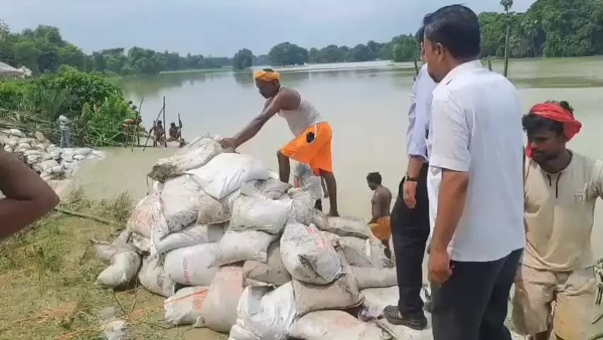 सारण जिले के बाढ़ प्रभावित क्षेत्रों में क्षतिग्रस्त बांधों की मरम्मती का कार्य तेजी से जारी है।
जिला प्रशासन, सारण द्वारा पूरी तत्परता के साथ बांधों को पुनः सुदृढ़ करने का कार्य कराया जा रहा है।
कटाव एवं क्षतिग्रस्त स्थानों पर आवश्यकतानुसार मिट्टी एवं अन्य सामग्री डालकर मरम्मती की जा रही है।
बांधों को मजबूत बनाने के लिए मौके पर युद्धस्तर पर कार्य किया जा रहा है।
कार्य की लगातार निगरानी एवं समीक्षा जिला प्रशासन द्वारा की जा रही है।
बाढ़ प्रभावित क्षेत्रों में सुरक्षा व्यवस्था को लेकर प्रशासन पूरी तरह सतर्क है।
राहत एवं बचाव कार्यों के साथ-साथ बाढ़ से बचाव के लिए आवश्यक कदम उठाए जा रहे हैं।
क्षतिग्रस्त बांधों की मरम्मती से प्रभावित क्षेत्रों की सुरक्षा को और मजबूत किया जा रहा है।
जिला प्रशासन की टीमें लगातार मौके पर मौजूद रहकर कार्य की प्रगति पर नजर रख रही हैं।
बाढ़ प्रभावित लोगों की सुरक्षा एवं सुविधा जिला प्रशासन, सारण की सर्वोच्च प्राथमिकता है।