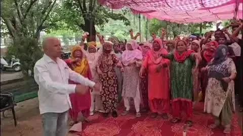 रोहतक: रोहतक सफाई कर्मचारियों की हड़ताल का 32वां दिन, धरने स्थल पर फूंकी प्रतियां