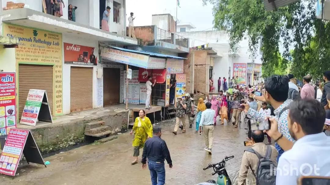 हापुड़: गांव बदनौली में युवक की गोली लगने से हुई मौत का मामला, शव पहुंचने पर ग्रामीण और परिजन कर रहे हंगामा