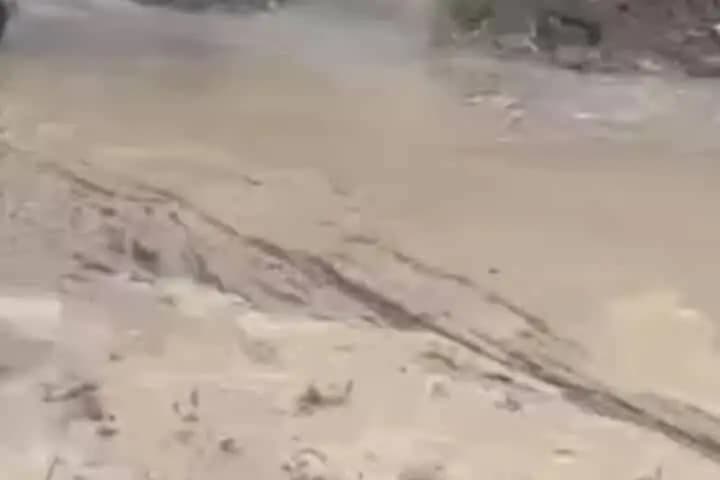 करोल बाग: हरदेव नगर में जमीन के नीचे से निकलने लगा पानी, लोगों में मचा हड़कंप