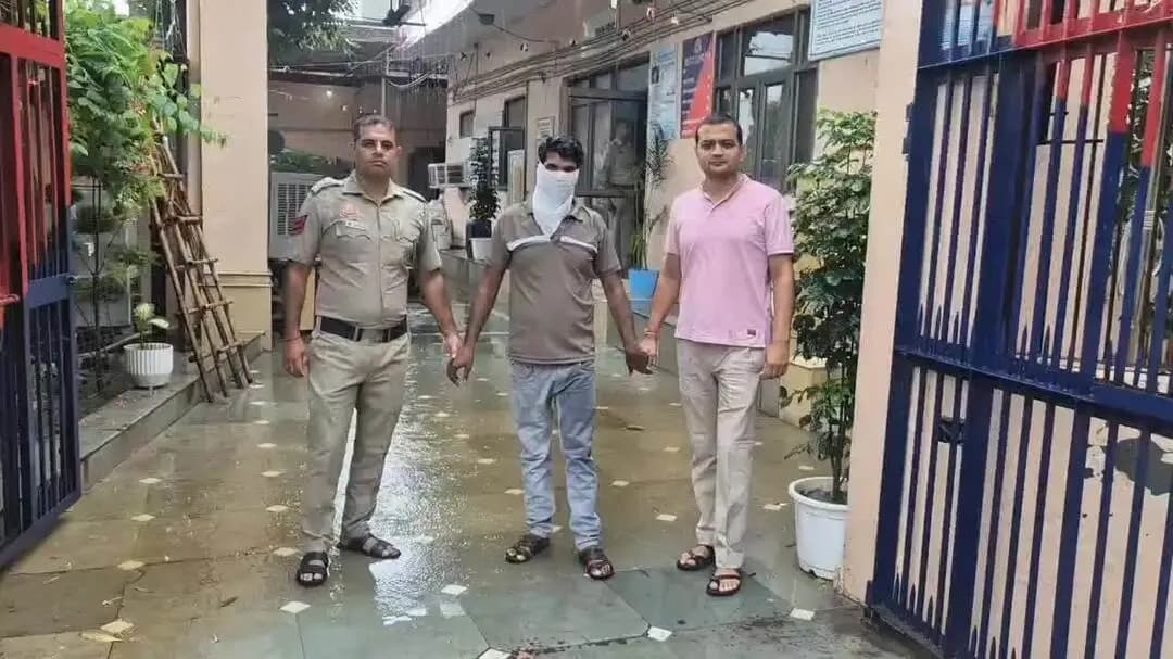यमुना विहार: सोनिया विहार में शराब तस्कर गिरफ्तार, 286 क्वार्टर और ₹25,300 बरामद
