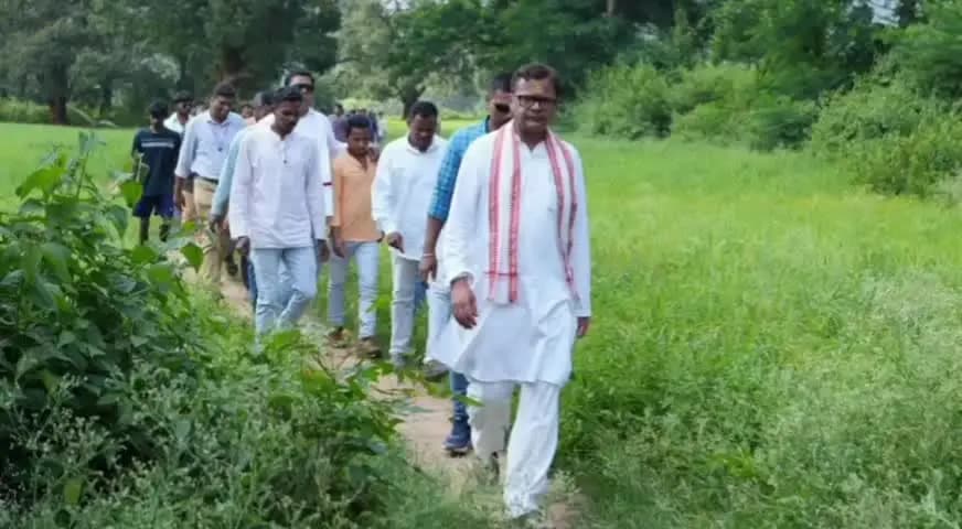 ରାୟଗଡା: ସଦର ବ୍ଲକର କୁମ୍ଭିକୋଟା ଗ୍ରାମର ହରିଜନ ସମାଜ ମଶାଣିକୁ ଯିବା ରାସ୍ତାର ନିର୍ମିତ ସିସି ରୋଡ଼ର ଶୁଭ ଉଦ୍ଘାଟନ କଲେ ସାଂସଦ ସପ୍ତଗିରି ଉଲାକା