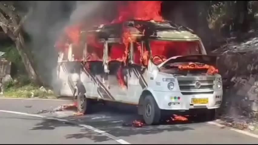 आबू रोड: आबूरोड-माउंट आबू मुख्य मार्ग पर चलते ट्रैवलर में लगी भीषण आग, मौके पर मची भगदड़, 15 यात्रियों ने बचाई जान