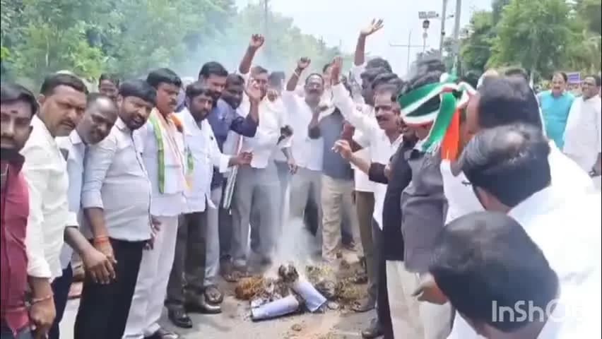 తిమ్మాపూర్ ఎల్ఎండీ కాలనీ: ఎల్ఎండి పోలీస్ స్టేషన్ సమీపంలో రసమయి బాలకిషన్ దిష్టిబొమ్మ దహనం చేసిన కాంగ్రెస్ పార్టీ నాయకులు