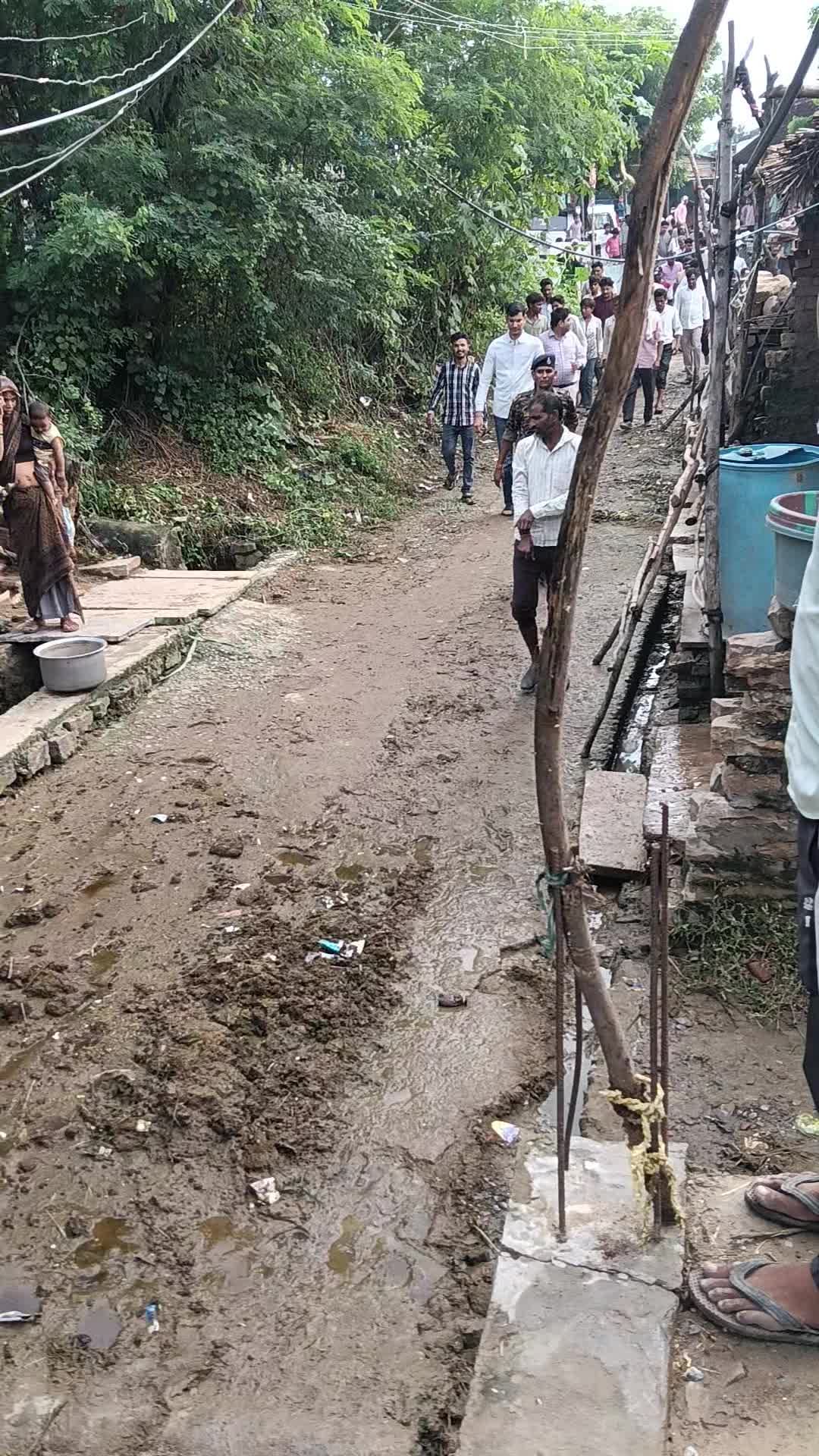 कलेक्टर लोकेश कुमार जांगिड़ or एस डी एम सुभम शर्मा ने जौनारा पंचायत के ग्राम निमास में बाढ़ से पीड़ित परिवारों के घरो मे