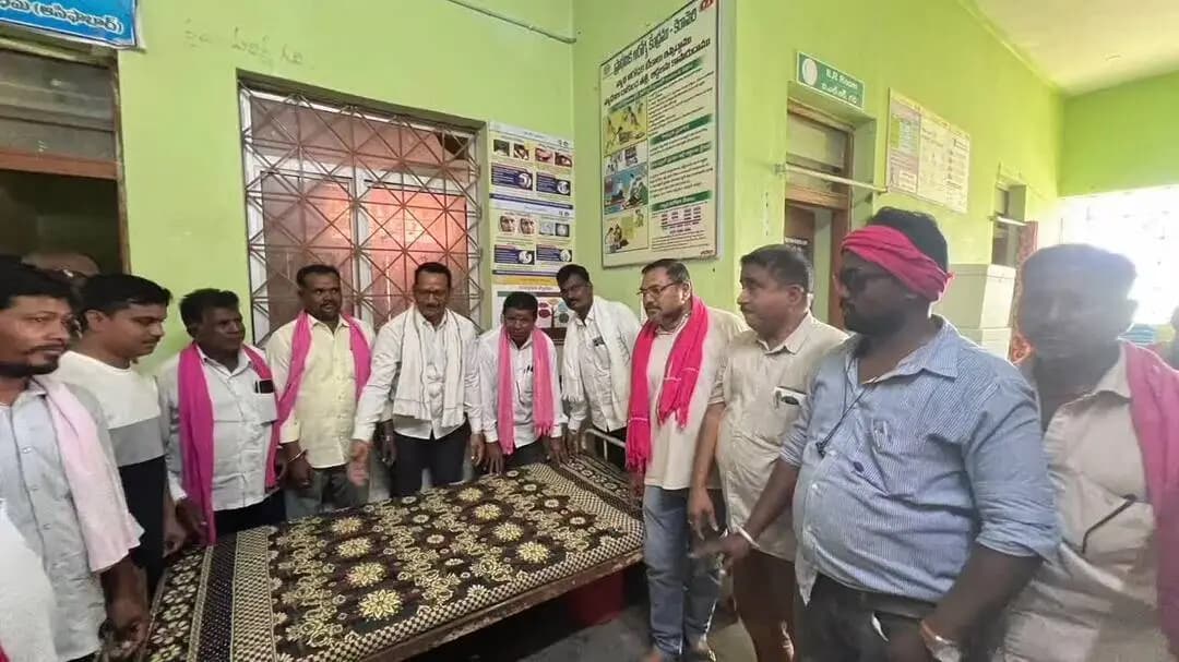 అసిఫాబాద్: కెరమెరి ఆసుపత్రిలో చేత్తా తొలగింపు దుప్పట్లు పంపిణీ