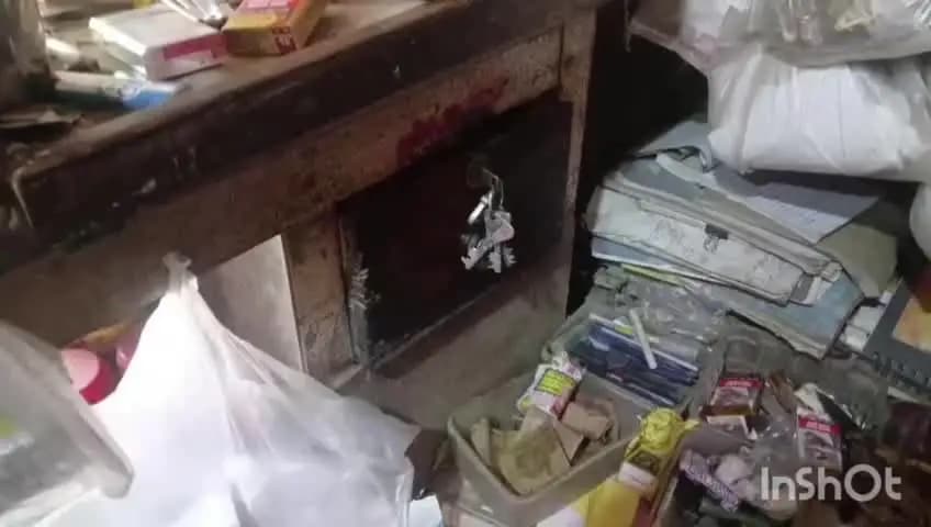 হরিরামপুর: হরিরামপুরে মুদিখানার দোকানে টিন কেটে চুরি, নগদ ৭৫ হাজার টাকা ও সিগারেট নিয়ে চম্পট দুষ্কৃতীদের