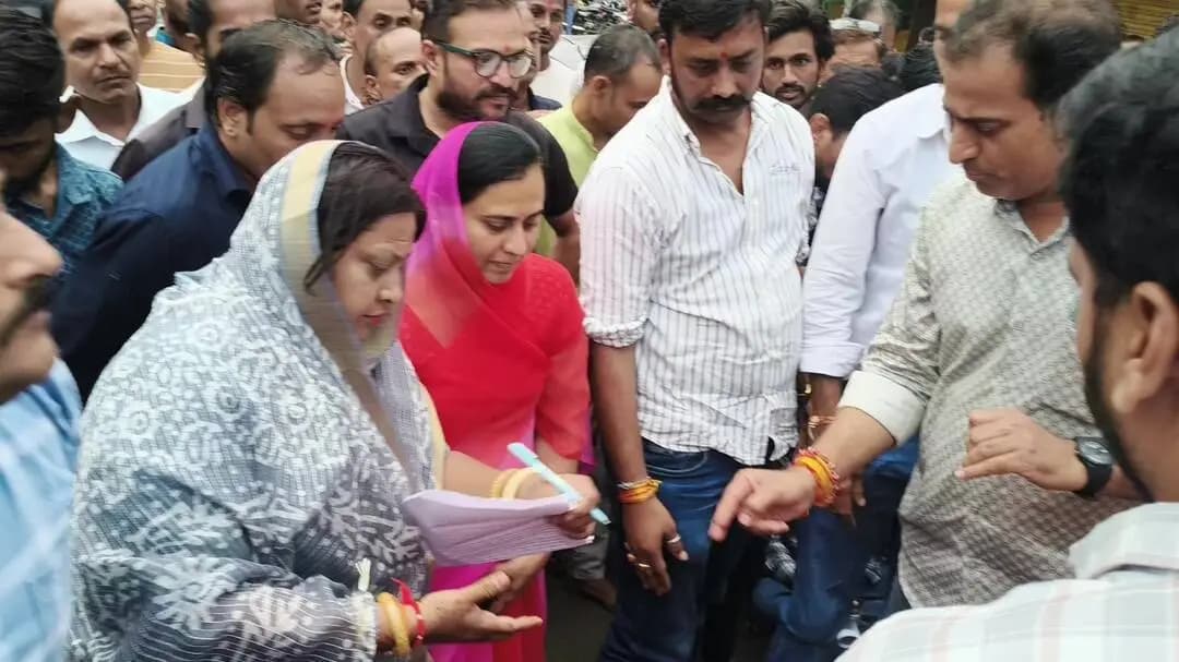रतलाम नगर: रतलाम में ई-स्कूटी ब्लास्ट: मां-बेटी की मौत, प्रदर्शन और मुआवजे की मांग