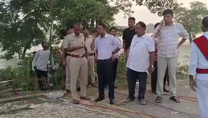 सारण जिले के दरियापुर प्रखंड में बाढ़ प्रभावित कटाव स्थल का जिलाधिकारी ने निरीक्षण किया।
जिलाधिकारी ने मौके पर मौजूद पदाधिकारियों से स्थिति की जानकारी लेते हुए आवश्यक निर्देश दिए।
कटाव को नियंत्रित करने एवं सुरक्षा व्यवस्था को लेकर अधिकारियों को पूरी तत्परता से कार्य करने को कहा गया।
उन्होंने स्थानीय आम नागरिकों से बातचीत कर उनकी समस्याओं एवं आवश्यकताओं की जानकारी ली।
जिलाधिकारी ने लोगों से अपील की कि वे पैनिक न हों और प्रशासन के निर्देशों का पालन करें।
बाढ़ की स्थिति पर जिला प्रशासन द्वारा लगातार निगरानी रखी जा रही है।
प्रभावित क्षेत्रों में राहत एवं बचाव कार्य पूरी तत्परता से जारी है।
आम नागरिकों की सुरक्षा और सुविधा के लिए हर संभव प्रयास किया जा रहा है।
जिला प्रशासन की टीमें जरूरत के अनुसार तत्काल सहायता उपलब्ध कराने के लिए सक्रिय हैं।
जिला प्रशासन सारण हर परिस्थिति में आम नागरिकों के साथ खड़ा है।
