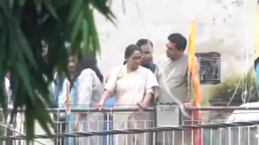 यमुना विहार: सत्य निकेतन में इमारत गिरने से हड़कंप, सीएम रेखा गुप्ता मौके पर पहुंचीं, छह लोगों को सुरक्षित निकाला गया