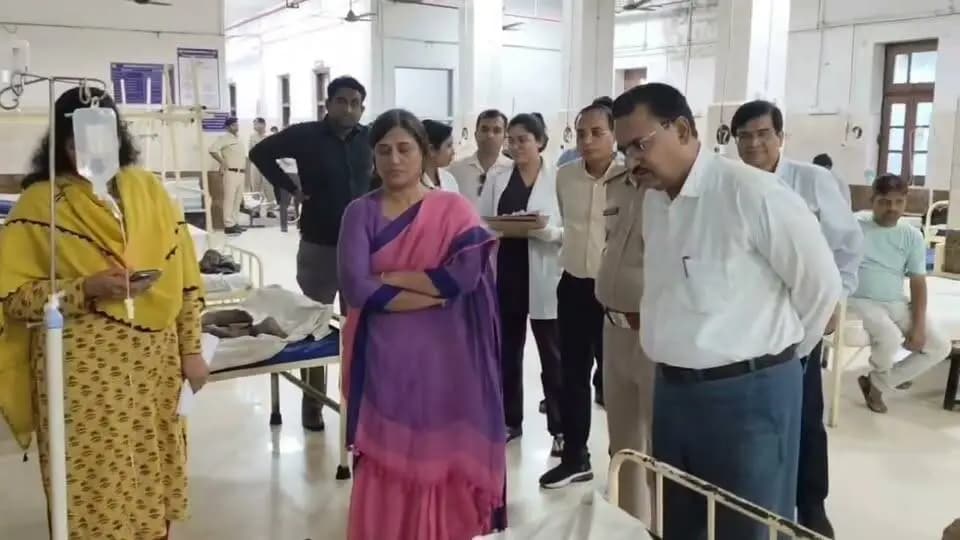 ➡️ बंडा में शराब के सेवन से हुई घटना के बाद एसीएस श्रीमती दीपाली रस्तोगी ने कमिश्नर श्री अनिल सुचारी,कलेक्टर श्रीमती प्रतिभा पाल और डीआईजी श्री शशिंद्र चौहान सहित अन्य अधिकारियों के साथ बीएमसी और जिला चिकित्सालय पहुंचकर भर्ती मरीजों से चर्चा की और उनका कुशलक्षेम जाना। उन्होंने मरीजों को उपलब्ध कराए जा रहे उपचार एवं स्वास्थ्य सुविधाओं की जानकारी लेते हुए चिकित्सकों को समुचित एवं बेहतर उपचार सुनिश्चित करने के निर्देश दिए।
CM Madhya Pradesh Dr Mohan Yadav Jansampark Madhya Pradesh Collector Office Sagar #JansamparkMP #sagar