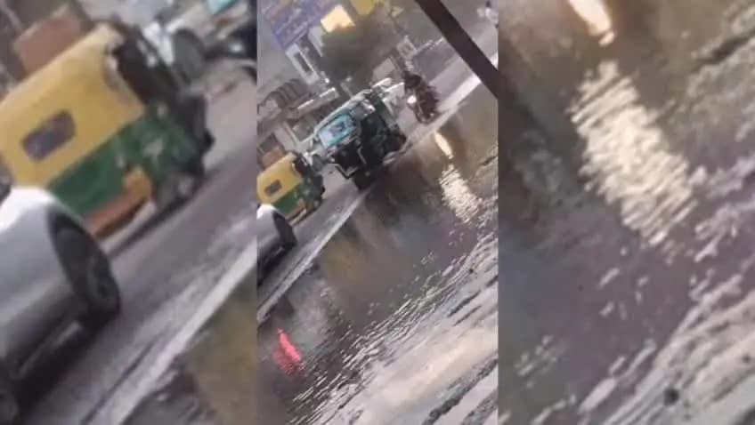 निज़ामाबाद: खरेवां मोड़ पर हफ्तों से जमा बरसात का पानी बना मुसीबत, दुर्गंध और कीचड़ से राहगीर परेशान