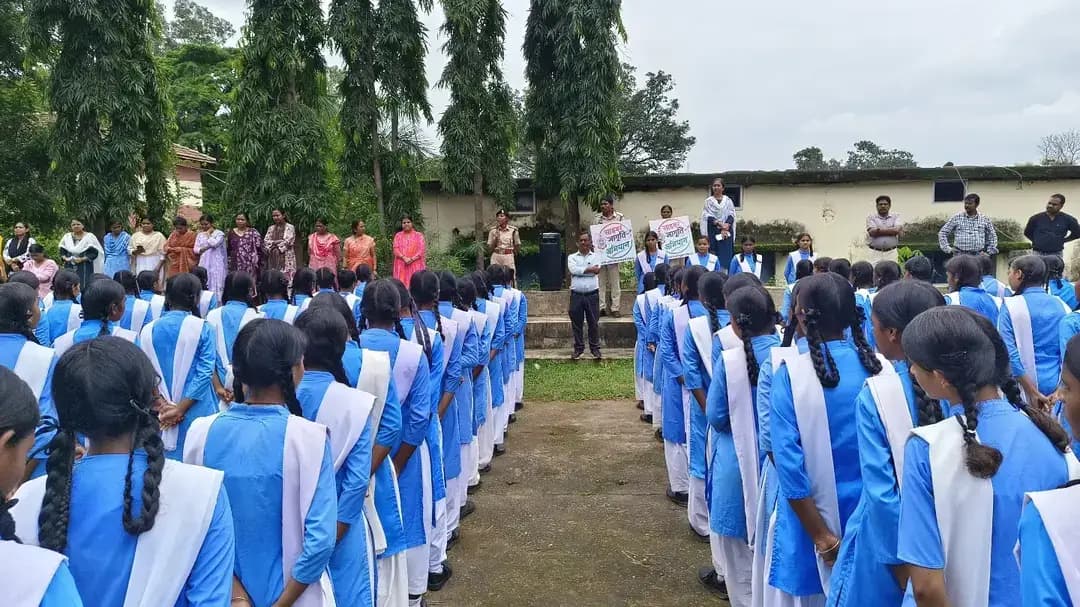 🛡️📱 साइबर जागृति अभियान | जशपुर पुलिस
🚨 पूरे जिले में चलाया जा रहा व्यापक साइबर जागरूकता अभियान
छत्तीसगढ़ पुलिस के प्रदेशव्यापी “साइबर जागृति अभियान” के तहत जशपुर पुलिस द्वारा जिले के विभिन्न थाना एवं चौकी क्षेत्रों में वरिष्ठ नागरिकों, ग्रामीणों एवं आम नागरिकों को साइबर अपराधों से बचाव के लिए जागरूक किया जा रहा है।
⚠️ डिजिटल अरेस्ट एवं फर्जी कॉल से रहें सावधान!
🔹 पुलिस/CBI/ED बनकर आए कॉल से न डरें।
🔹 OTP, UPI PIN एवं बैंक संबंधी जानकारी साझा न करें।
🔹 अनजान लिंक पर क्लिक या स्क्रीन शेयर न करें।
🔹 परिचित के नाम से पैसे मांगे जाने पर पहले पुष्टि करें।
🔹 अनजान व्यक्ति/वेबसाइट को व्यक्तिगत जानकारी न दें।
📞 साइबर ठगी होने पर तुरंत 1930 पर कॉल करें।
💡 सावधानी ही सुरक्षा है।
🙌 मैं जागरूक हूँ, आप भी जागरूक बनें।
🚔 जशपुर पुलिस — साइबर अपराध के खिलाफ जागरूकता अभियान लगातार जारी।
#JashpurPolice #CyberJaagrutiAbhiyaan #CyberSafety #CyberCrime