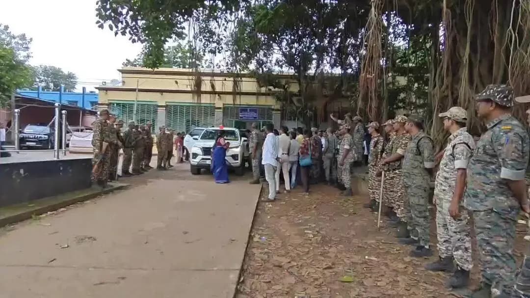 ঝাড়গ্রাম: বেলপাহাড়ীর নাবালিকা ধর্ষণের ঘটনায় অভিযুক্তের দৃষ্টান্তমূলক শাস্তির দাবি নিয়ে মন্ত্রী ক্ষুদিরাম টুডুর সাথে সাক্ষাৎ করলেন