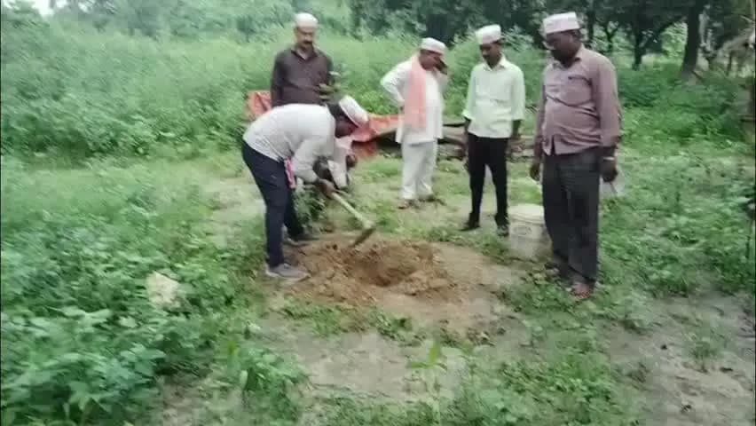 आज़मगढ़: पुरानी पेंशन बहाली को लेकर ग्रामीण सफाई कर्मियों ने अटेवा के बैनर तले वृक्षारोपण कर किया प्रदर्शन