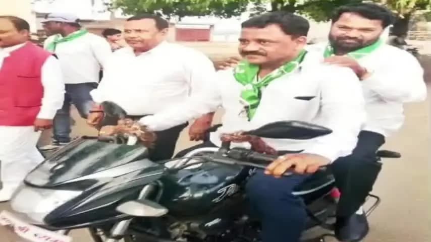 लोहरदगा: पिता को अंतिम विदाई देते 10 वर्षीय पुत्र का सहारा बने मुख्यमंत्री हेमंत सोरेन