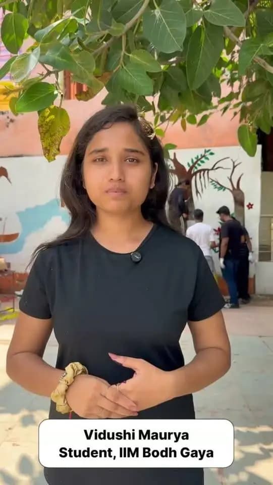 🎨 ‘पेंट द सिटी’ से निखर रहा गया जी!
पितृपक्ष मेला-2026 के लिए घाटों और प्रमुख स्थलों का सौंदर्यीकरण। गायत्री घाट पर IIM छात्रों की कलाकारी से विष्णु चरण, रामायण प्रसंग, पिंडदान परंपरा व लोककलाएं जीवंत हो रही हैं।
साथ ही ‘स्वच्छ गया-स्वस्थ गया’, जल संरक्षण एवं प्लास्टिक मुक्त गया का संदेश।
#reels #trendingpost #gayabihar #keepgrowing #iim