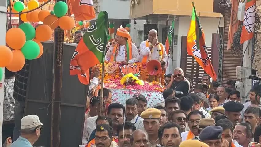 बीकानेर: बीकानेर में CM भजनलाल शर्मा ने रोड शो किया, भाजपा प्रत्याशियों के लिए मांगा समर्थन
