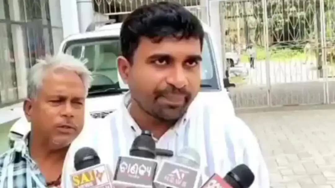 ଭଦ୍ରକ ଗ୍ରାମାଞ୍ଚଳ: ସରକାରୀ ରାସ୍ତାକୁ ଜୋର ଜବରଦସ୍ତ ନିଜ କବ୍ଜାରେ ରଖିବା ବିରୋଧରେ ଜିଲ୍ଲାପାଳଙ୍କ ଦ୍ୱାରସ୍ଥ ହେଲେ ବାସୁଦେବପୁର ତହସିଲ ବଂଶୀପାଟଣା ବାସିନ୍ଦା