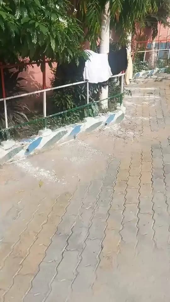 कृष्णपुरी वार्ड संख्या-30 का अनुमंडल पदाधिकारी एवं नगर कार्यपालक पदाधिकारी द्वारा निरीक्षण कर स्थिति का जायजा लिया गया। प्रभावित परिवारों की सुरक्षा एवं सुविधा को ध्यान में रखते हुए उन्हें पूर्व से चिन्हित बापू मध्य विद्यालय में शिफ्ट किया जा रहा है।
प्रभावित परिवारों के लिए आवश्यक व्यवस्थाएं सुनिश्चित की जा रही हैं। आज शाम तक गद्दा, जेनरेटर सेट सहित अन्य आवश्यक सुविधाएं उपलब्ध करा दी जाएंगी, ताकि प्रभावित परिवारों को किसी प्रकार की असुविधा न हो।