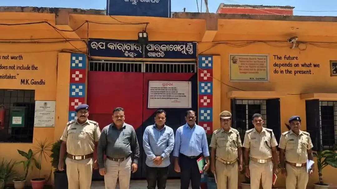 ପାରଳାଖେମୁଣ୍ଡି: ପୋଲିସ ପକ୍ଷରୁ ବିଭିନ୍ନ ସବ୍-ଜେଲ୍ରେ ସାପ୍ତାହିକ ‘ଜେଲ୍ ପରେଡ୍’ ଅନୁଷ୍ଠିତ: ସୁରକ୍ଷା ଓ ଶୃଙ୍ଖଳା ଉପରେ ସ୍ୱତନ୍ତ୍ର ନଜର