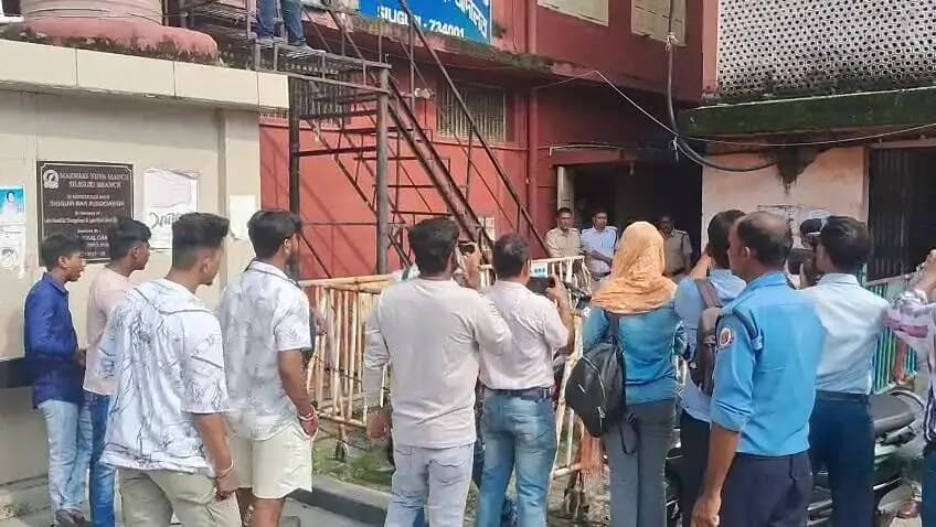 ফাঁসিদেওয়া: শিলিগুড়ি আদালতে কাজল ঘোষকে ডিম হামলা, বিজেপি ও পুলিশের ধস্তাধস্তি