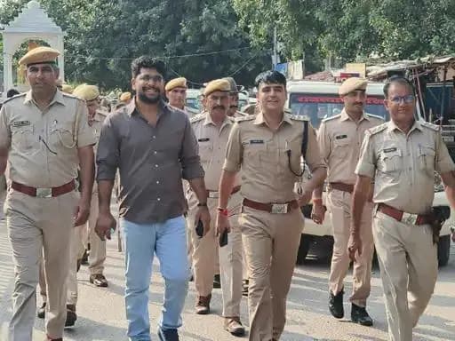 नीम का थाना: नगर निकाय चुनाव से पहले पुलिस ने निकाला पैदल फ्लैग मार्च, शांतिपूर्ण मतदान की अपील