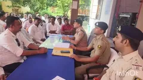 ओबरा थाना के परिसर शांति समिति को गठन को लेकर हुआ बैठक, एसडीपीओ रहे मौजूद।