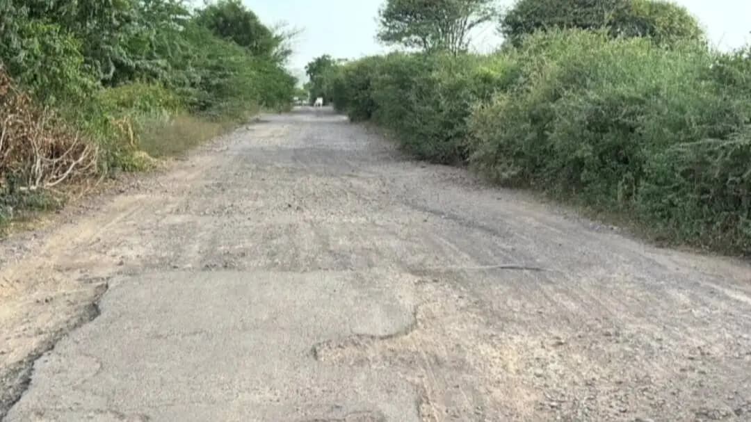 सिवाना: पादरू में मुख्य सड़क की बदतर हालत, ग्रामीणों को रोजाना खतरा