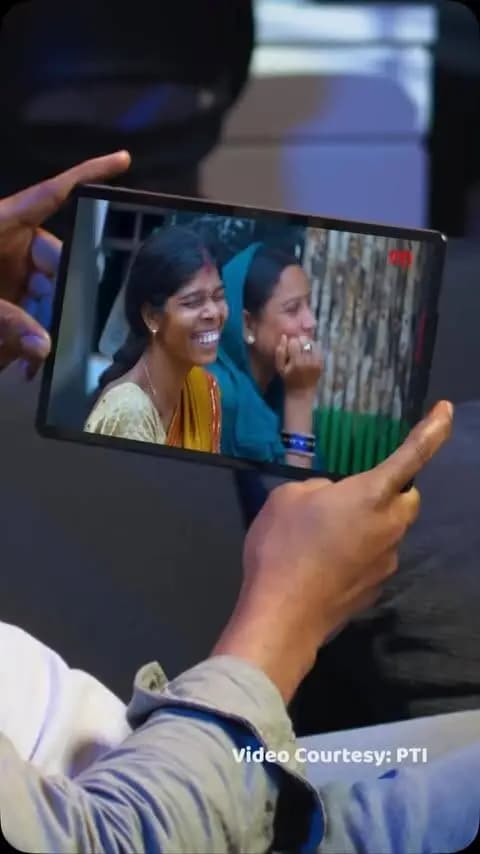 सुशासन सरकार की पहल से महिलाएं सार्वजनिक वितरण प्रणाली (PDS) राशन दुकानों का संचालन, राशन का स्टॉक प्रबंधन, समय पर वितरण और डिजिटल रिकॉर्ड में पारदर्शिता के साथ वे जिम्मेदारियां कुशलता से निभा रही हैं।
यह पहल महिलाओं को स्व-रोजगार, आर्थिक आत्मनिर्भरता के नए अवसर प्रदान कर रहा है।
