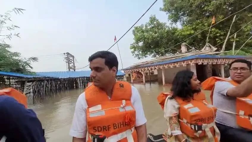मनिहारी प्रखंड में बाढ़ प्रभावित क्षेत्र का जिला पदाधिकारी कटिहार आशुतोष द्विवेदी ने किया निरीक्षण।
Information & Public Relations Department, Government of Bihar Disaster Management Department Govt. of Bihar #katihar