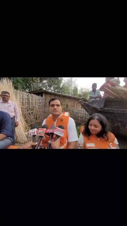 बाढ़ राहत कार्यों के अद्तन स्थिति की जानकारी देते हुए जिला पदाधिकारी कटिहार आशुतोष द्विवेदी।
Information & Public Relations Department, Government of Bihar Disaster Management Department Govt. of Bihar #katihar @topfans