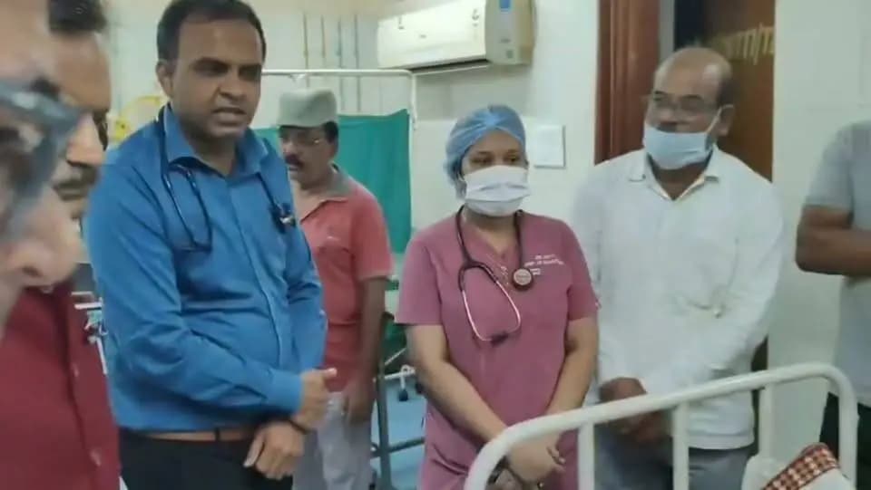 ➡️ बंडा में अवैध जहरीली शराब के सेवन से हुई घटना के बाद उपमुख्यमंत्री एवं सागर जिले के प्रभारी मंत्री श्री राजेन्द्र शुक्ल ने बुंदेलखंड मेडिकल कॉलेज पहुंचकर पीड़ित व्यक्तियों से भेंट की। उन्होंने पीड़ितों का कुशलक्षेम जाना तथा चिकित्सकों से उनके उपचार और स्वास्थ्य की स्थिति की जानकारी ली। उपमुख्यमंत्री ने अस्पताल प्रबंधन को पीड़ितों के बेहतर उपचार एवं आवश्यक स्वास्थ्य सुविधाएं सुनिश्चित करने के निर्देश दिए।
CM Madhya Pradesh Dr Mohan Yadav Jansampark Madhya Pradesh #JansamparkMP #sagar