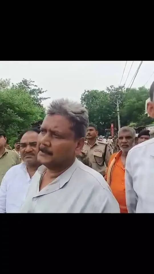 आज दिनांक 06.09.2026 को माननीय मंत्री, ग्रामीण कार्य विभाग, बिहार सरकार-सह-प्रभारी मंत्री, लखीसराय श्री सुनील कुमार द्वारा जिले के बाढ़ प्रभावित क्षेत्रों का निरीक्षण किया गया। उन्होंने बड़हिया, सूर्यगढ़ा एवं पिपरिया प्रखंड अंतर्गत प्रभावित क्षेत्रों का जायजा लेते हुए राहत एवं बचाव कार्यों की समीक्षा की तथा संबंधित अधिकारियों को प्रभावित लोगों को हरसंभव सहायता उपलब्ध कराने हेतु आवश्यक निर्देश दिए।