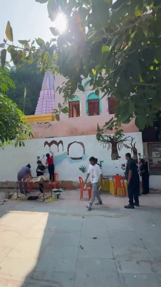 🎨 गया जी की दीवारें अब सिर्फ रंगों से नहीं, अपनी संस्कृति की कहानियों से भी सज रही हैं!
‘पेंट द सिटी’ पहल के तहत पितृपक्ष मेला-2026 से पहले घाटों और प्रमुख स्थलों का सौंदर्यीकरण किया जा रहा है। गायत्री घाट पर IIM छात्रों की कलाकारी में विष्णु चरण, रामायण प्रसंग, पिंडदान परंपरा और लोककला की झलक दिखाई दे रही है।
साथ ही स्वच्छ गया, जल संरक्षण और प्लास्टिक-मुक्त गया का संदेश भी जीवंत हो रहा है। 🌿
#instagramer #gayaji #instatravel #reelindia #IIM